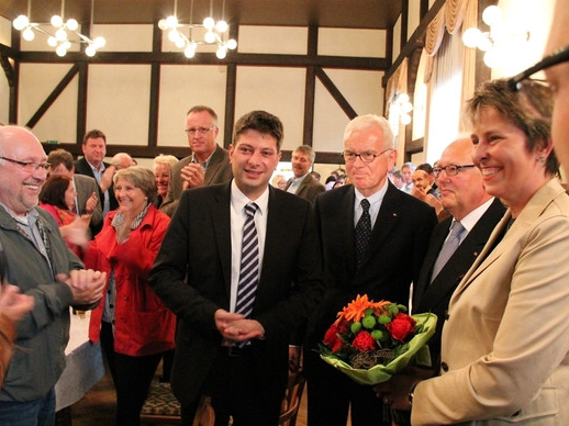 Geschafft: Dr. Hans Gerd Pttering gratulierte im Anschluss der Versammlung zu ihrem klaren Votum. Mit Christian Calderone sei ein erfahrener Politiker aufgestellt worden, der bei den Menschen sei. Foto: Sigrid Schler-Juckenack